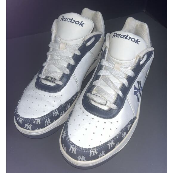 Reebok MLB Clubhouse Exclusive New York Yankees White and Blue Mens 8.5 - Picture 1 of 8